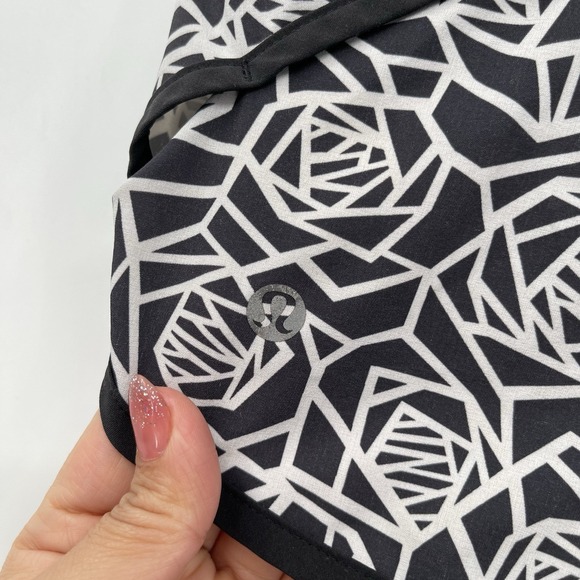 Lululemon Running Shorts Geometric Print Athletic Gym Black White Size 6 - Picture 7 of 8
